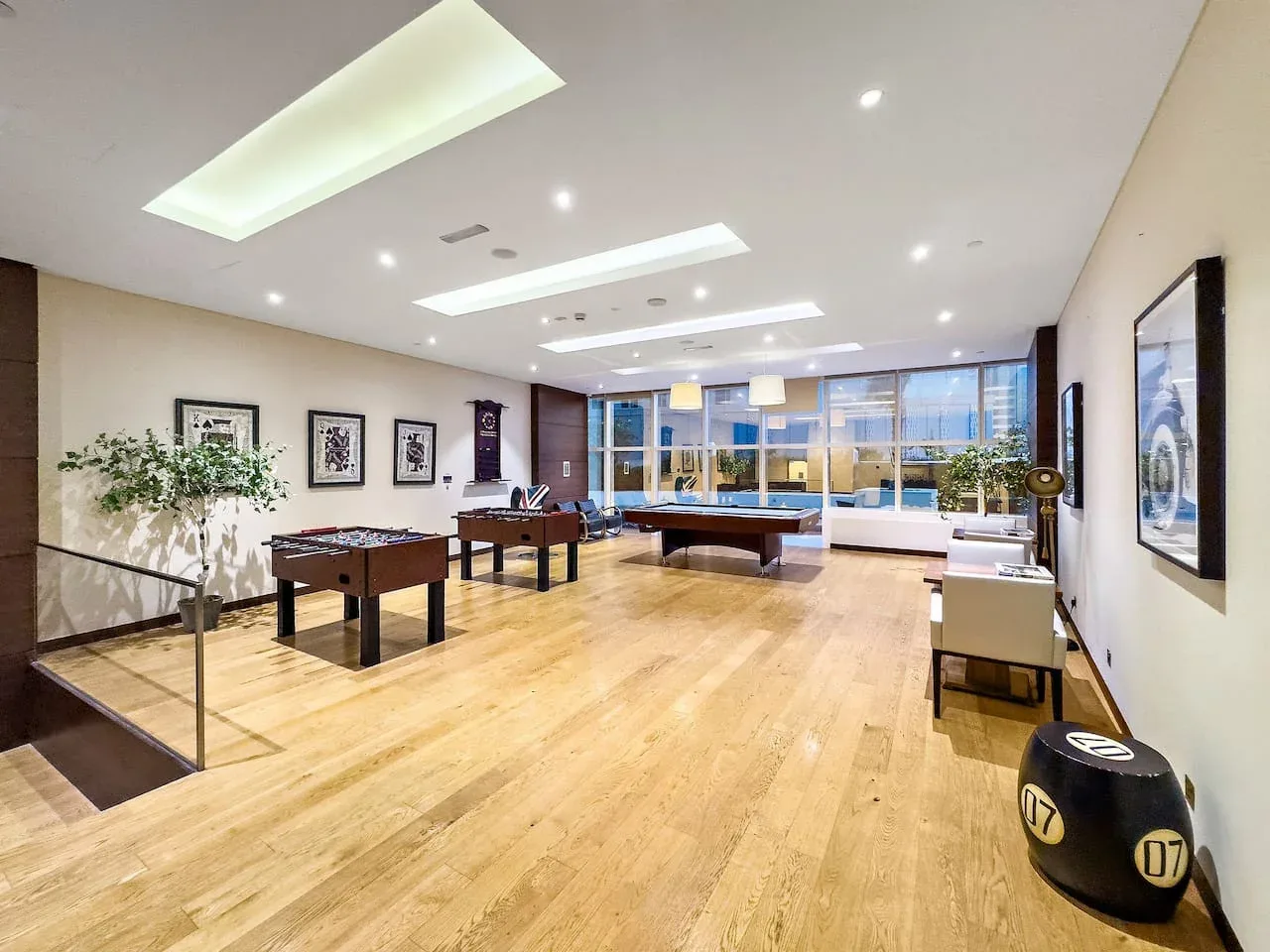 Sala de juegos: ¡Relájate con amigos en este elegante espacio con futbolín y billar!