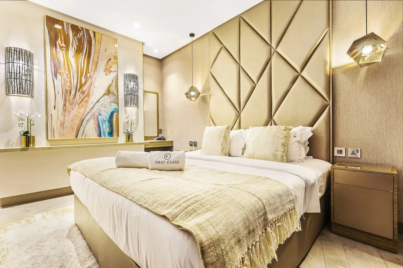 Un dormitorio con una cama, paneles decorativos en la pared e iluminación cálida.