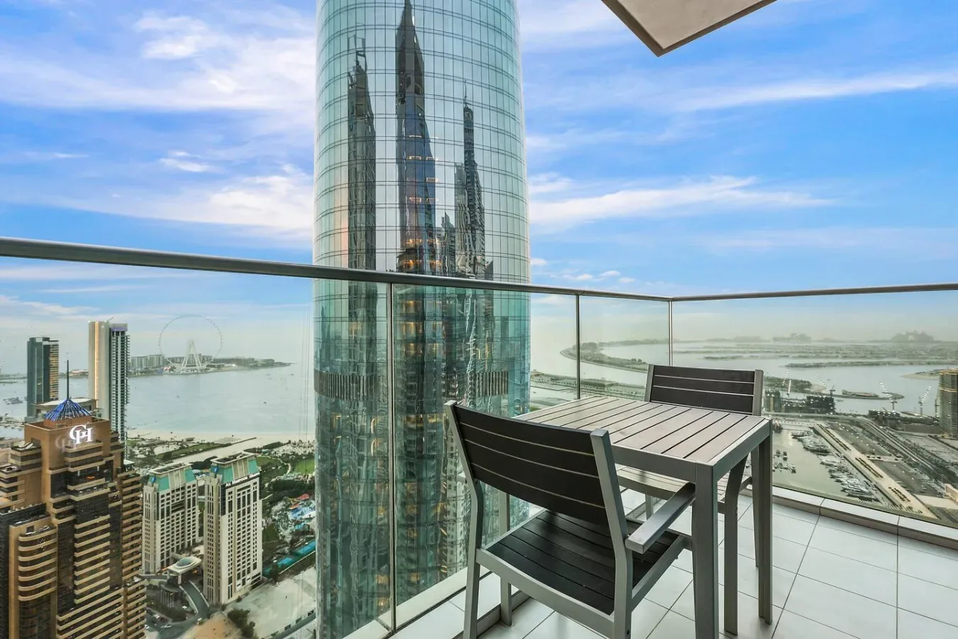 Una zona de estar en el balcón ofrece vistas al paseo marítimo y al horizonte de la ciudad.