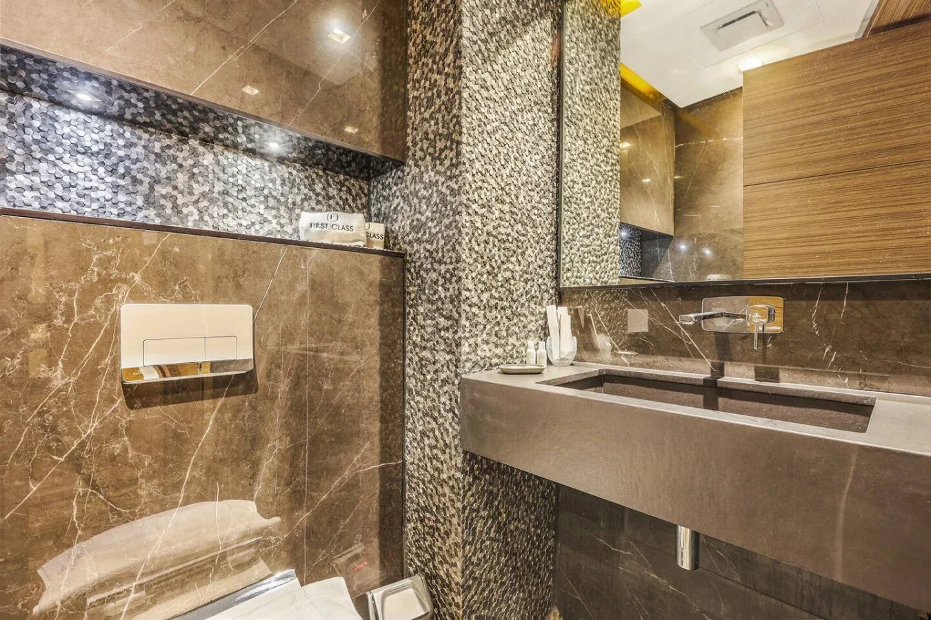Un baño con una amplia encimera, lavabo y espejo de pared.