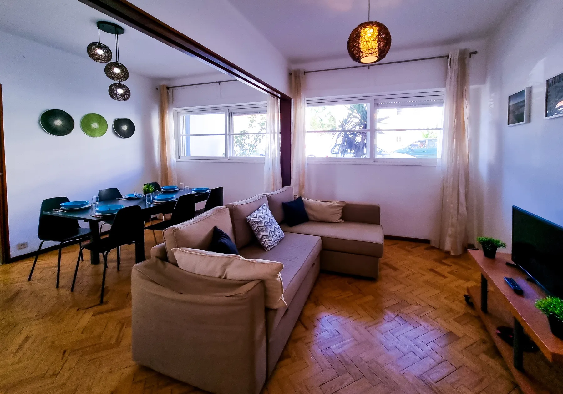 Sala de estar y comedor con asientos junto a una ventana grande.