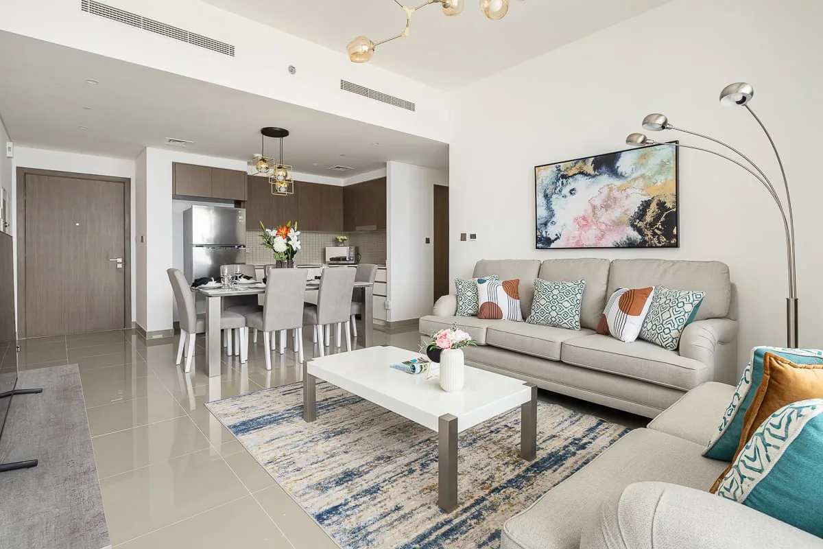 Una luminosa sala de estar y comedor con un sofá y una mesa de comedor.