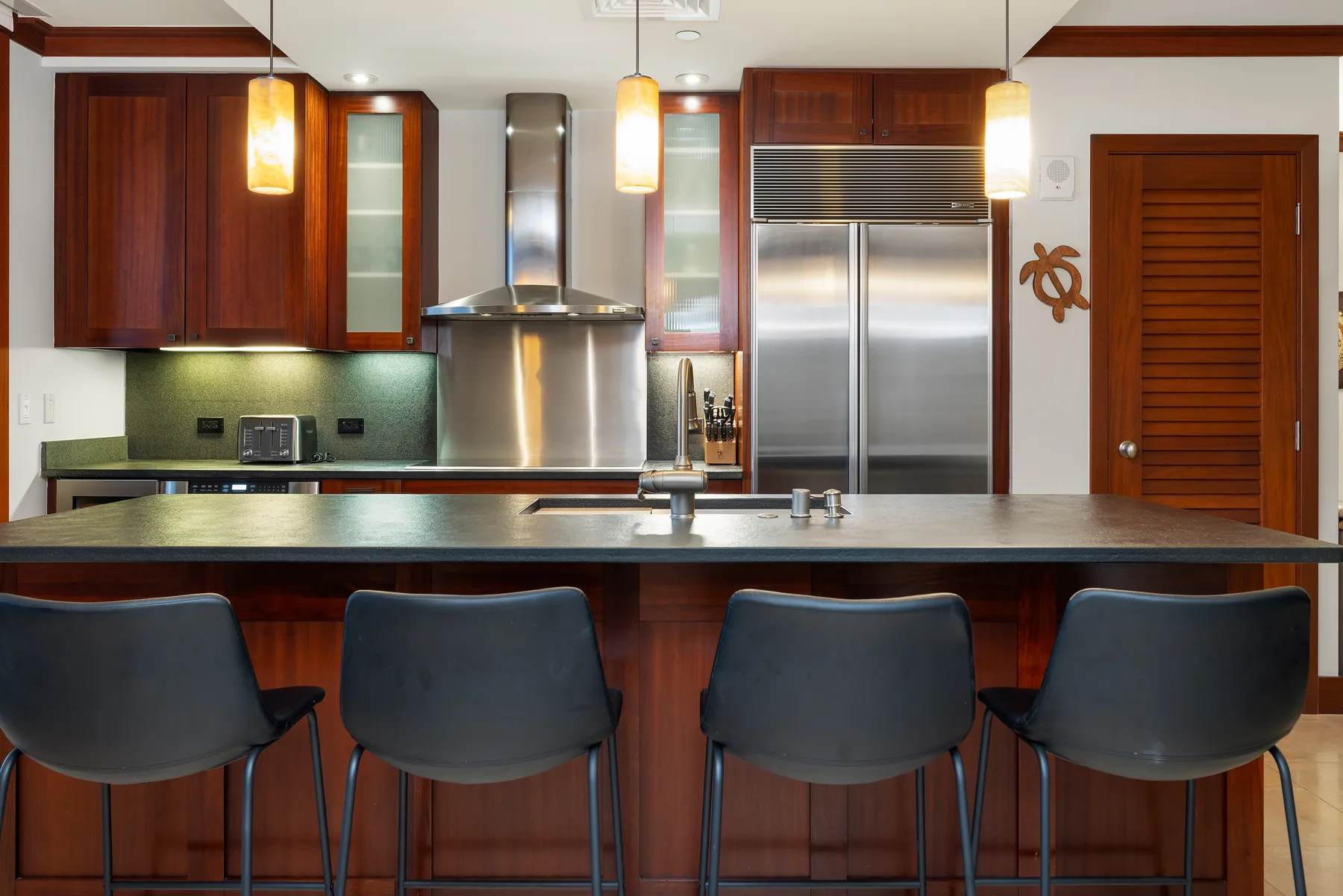 Una cocina moderna con una isla amplia y electrodomésticos de acero inoxidable.