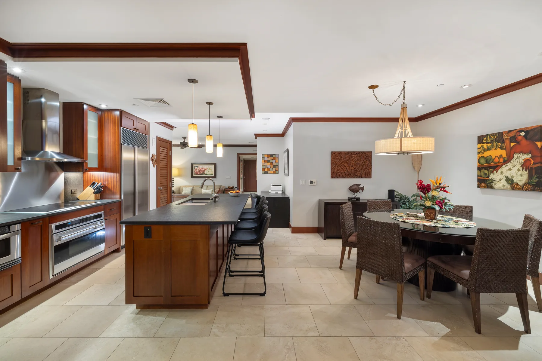 Una cocina abierta y comedor con una isla central y una mesa puesta.