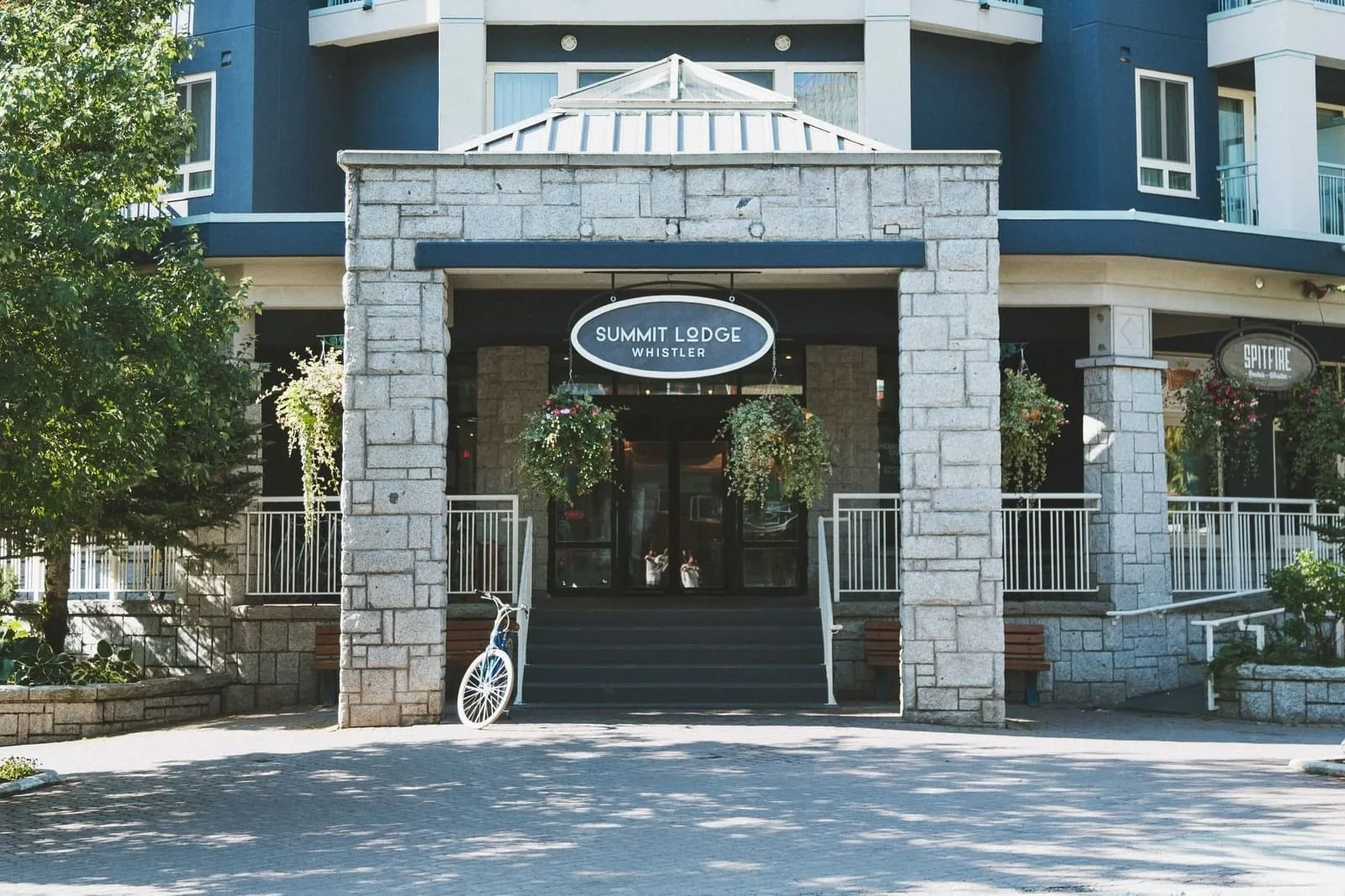 Exterior de Summit Lodge en verano