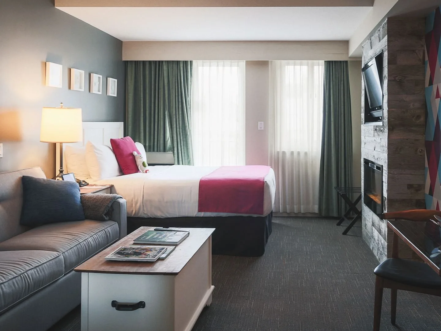 Interior del estudio Deluxe con cama queen