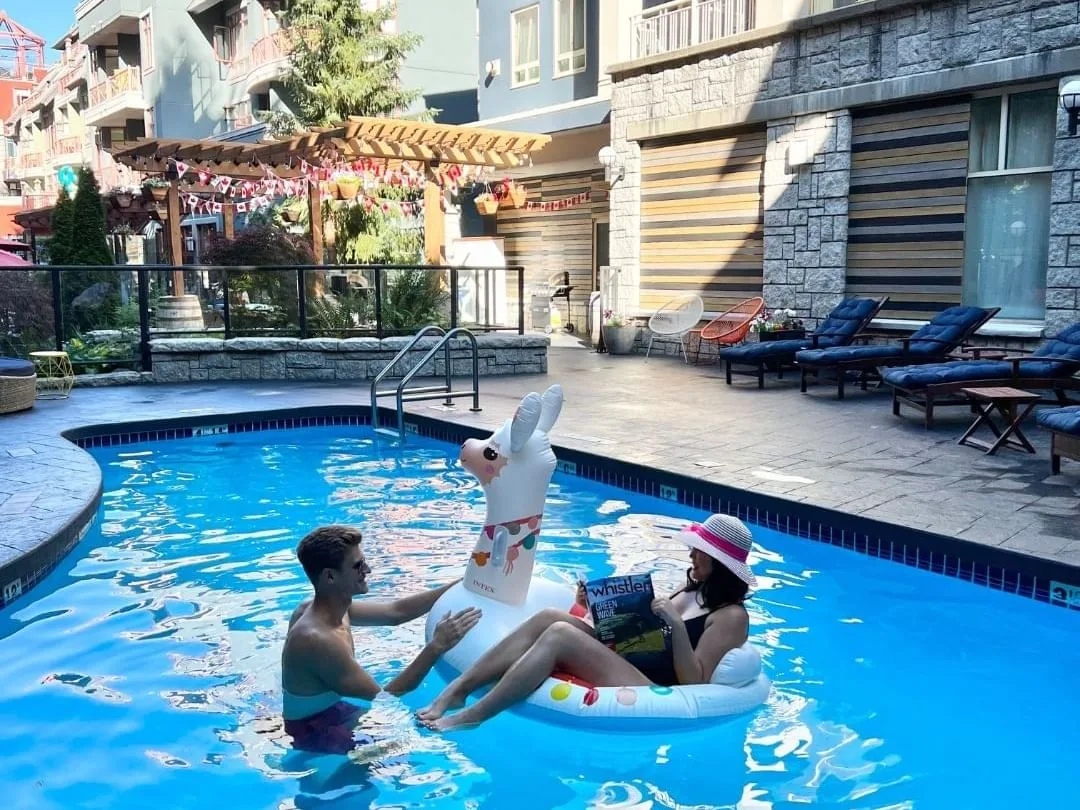 Zona de piscina al aire libre de Summit Lodge