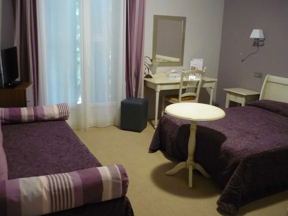 Habitación confort triple con bañera y ducha