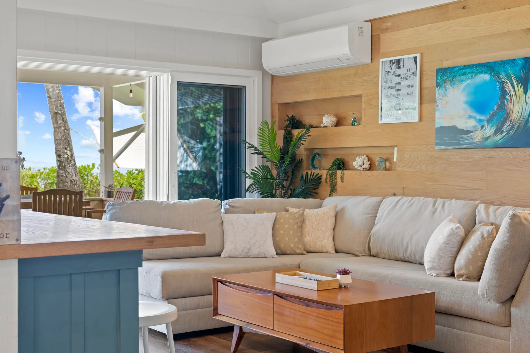 Una sala luminosa con una zona de asientos y una mesa de centro de madera.