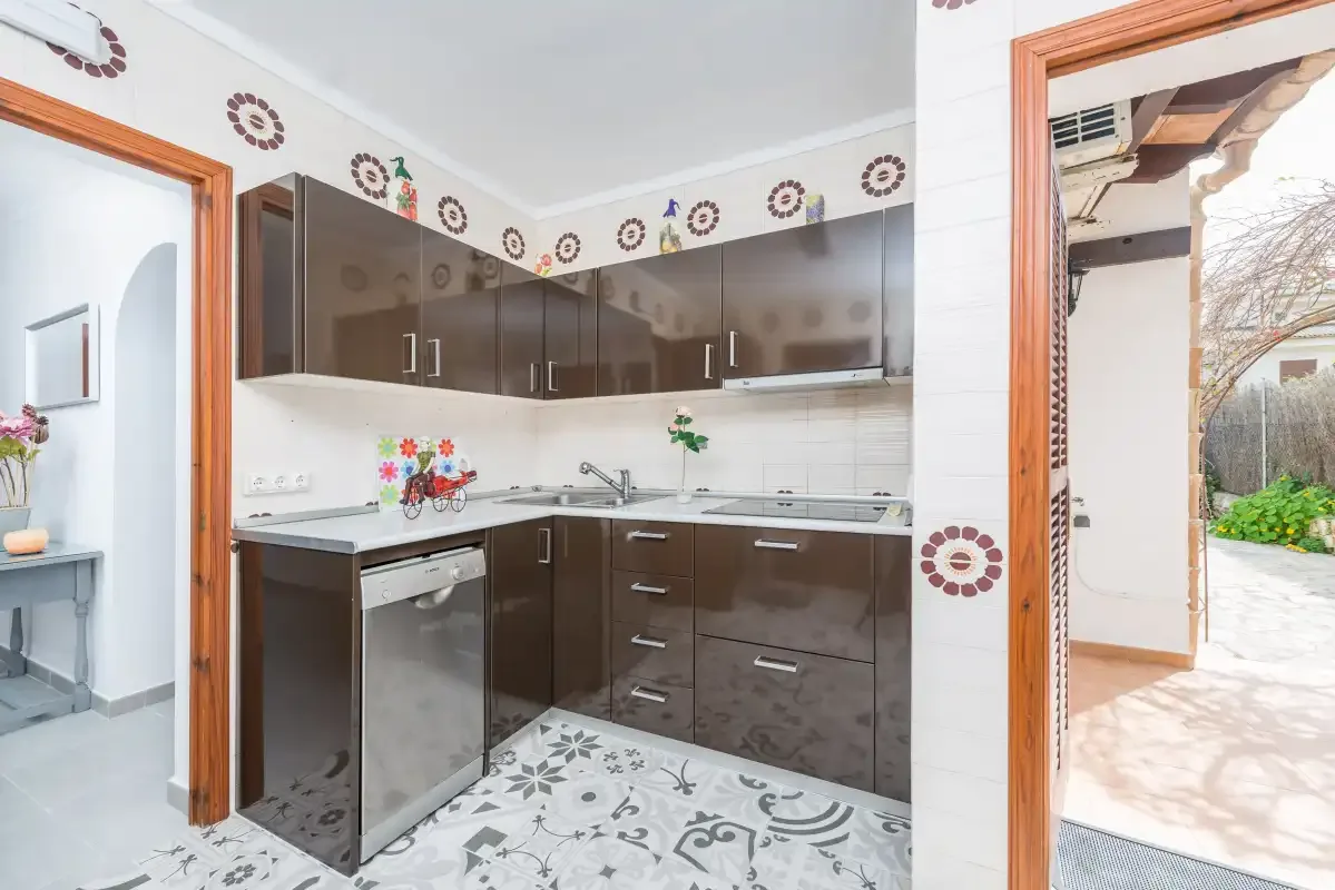 Una cocina con gabinetes oscuros y una encimera