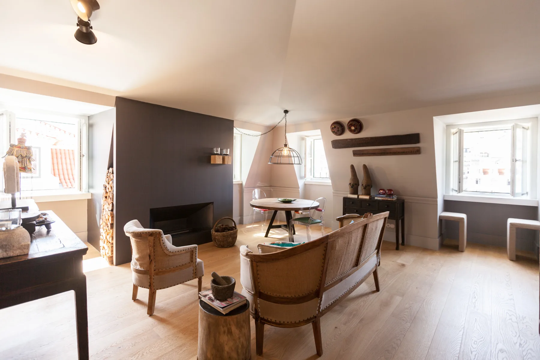Una sala de estar luminosa con asientos alrededor de una mesa baja.