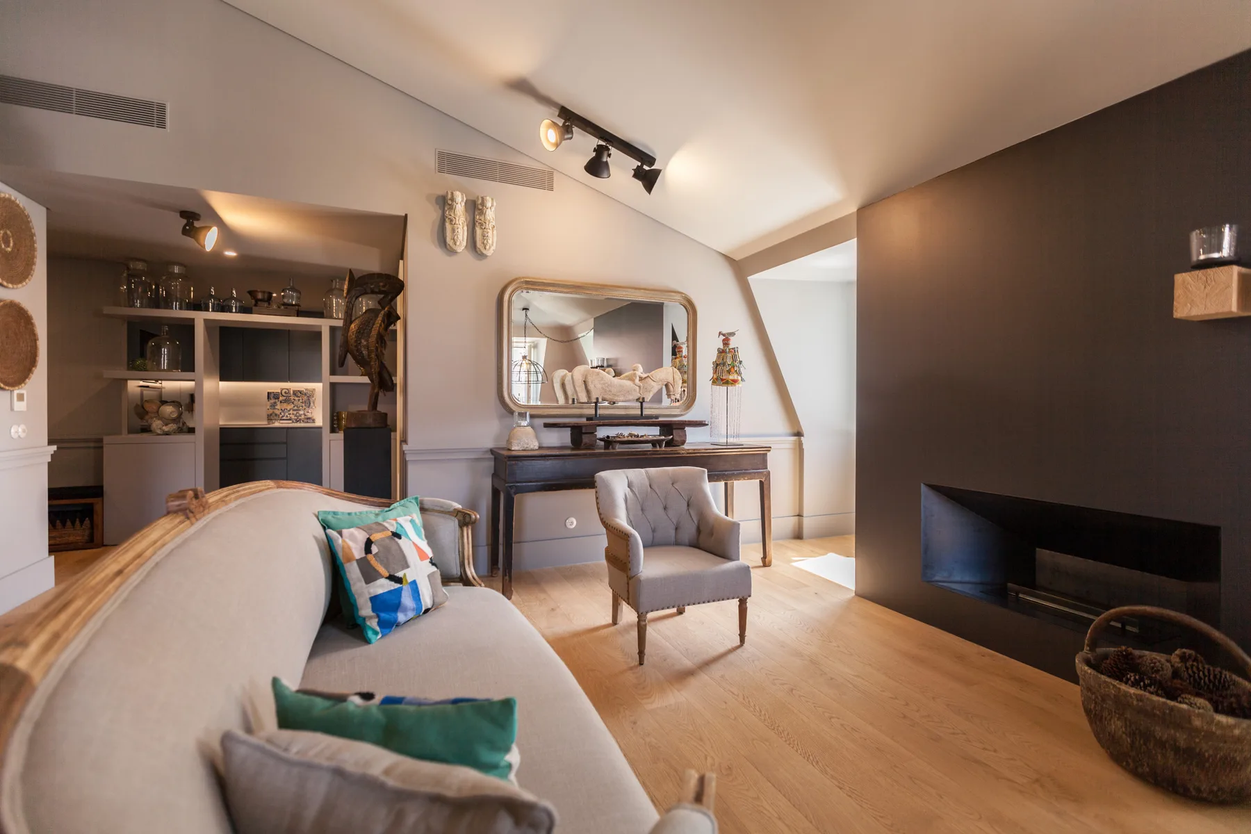 Una sala de estar con asientos, un escritorio y una chimenea.
