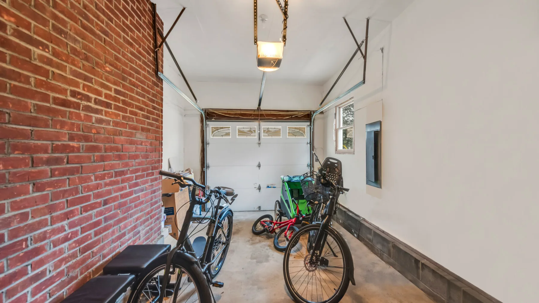 Un garaje con bicicletas estacionadas junto a una puerta cerrada.