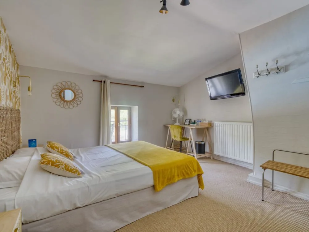 Guest room with garden view