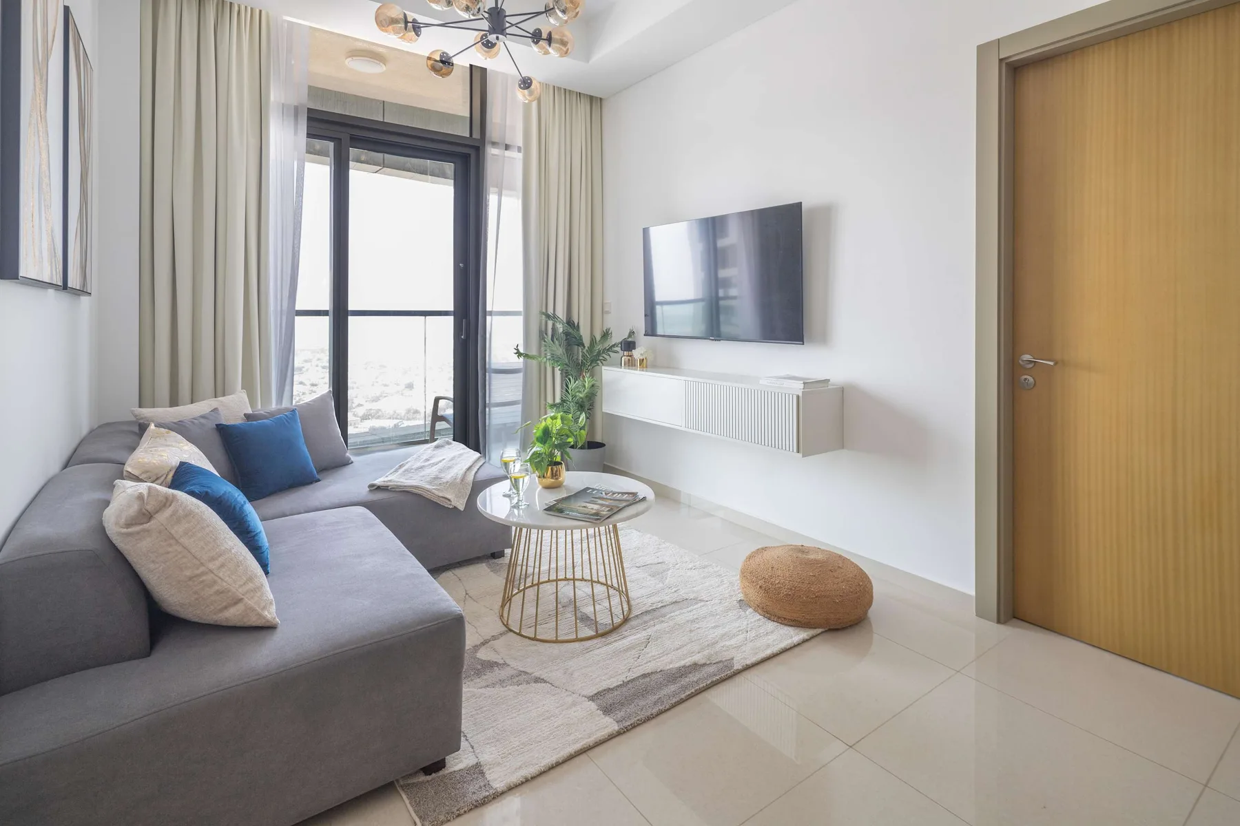 Sala de estar con un sofá y una mesa de centro.