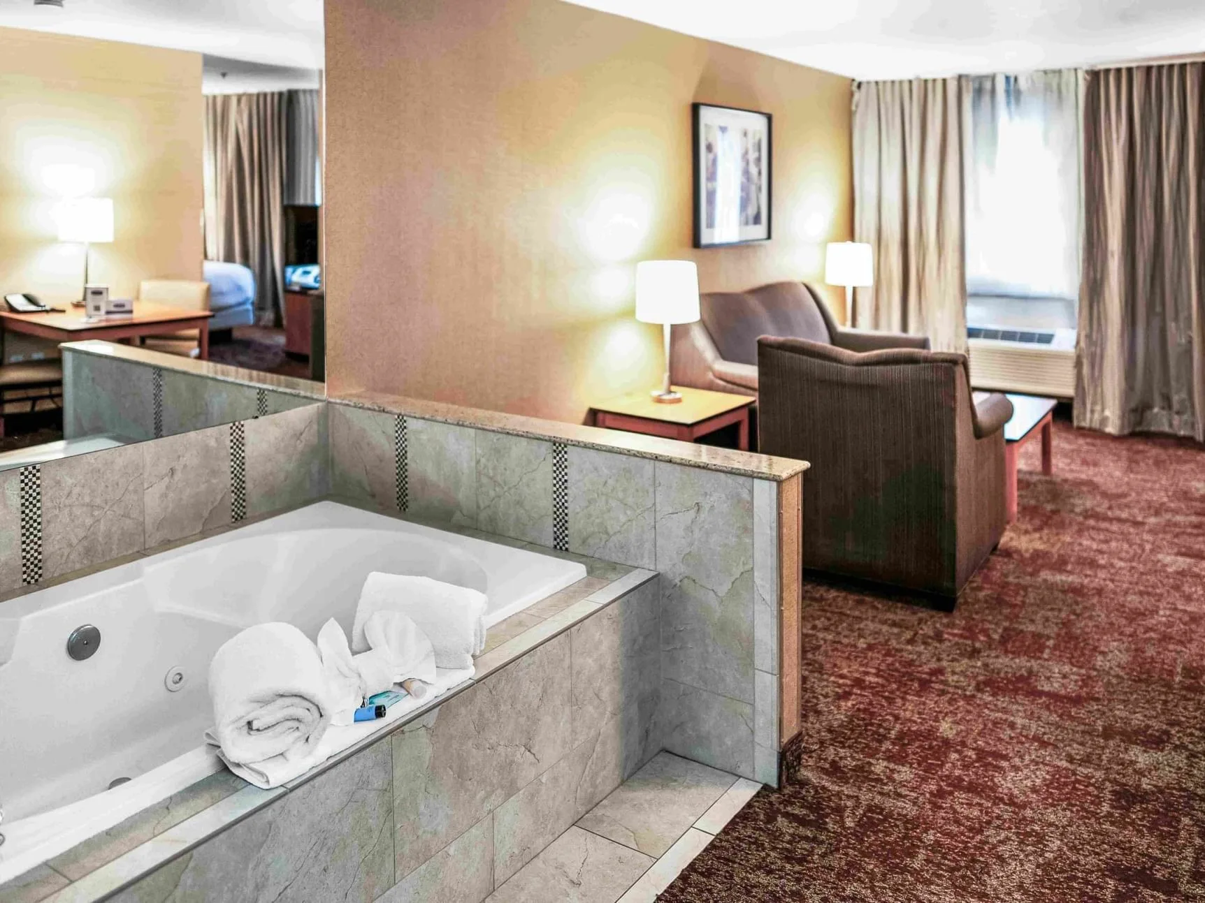 Bañera de hidromasaje en la suite ejecutiva King con bañera de hidromasaje.