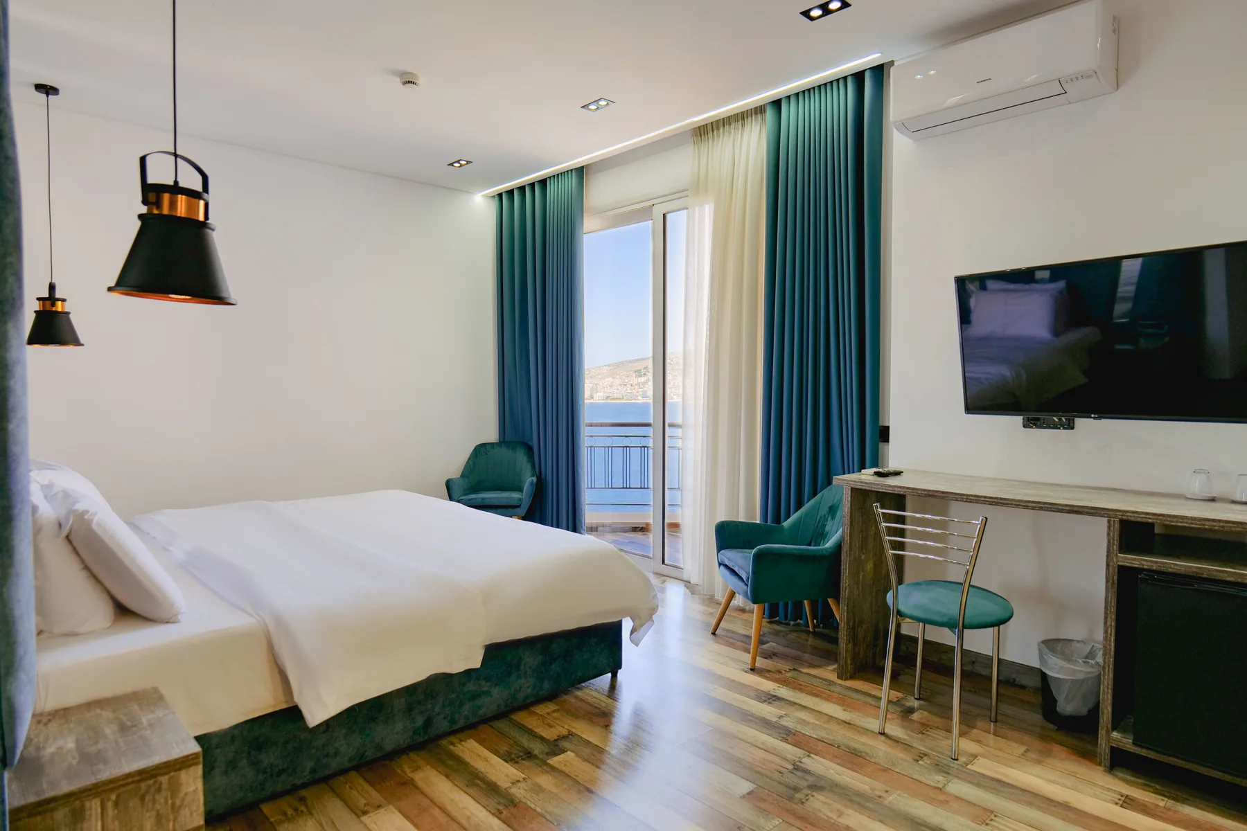 Deluxe double or twin room with sea view