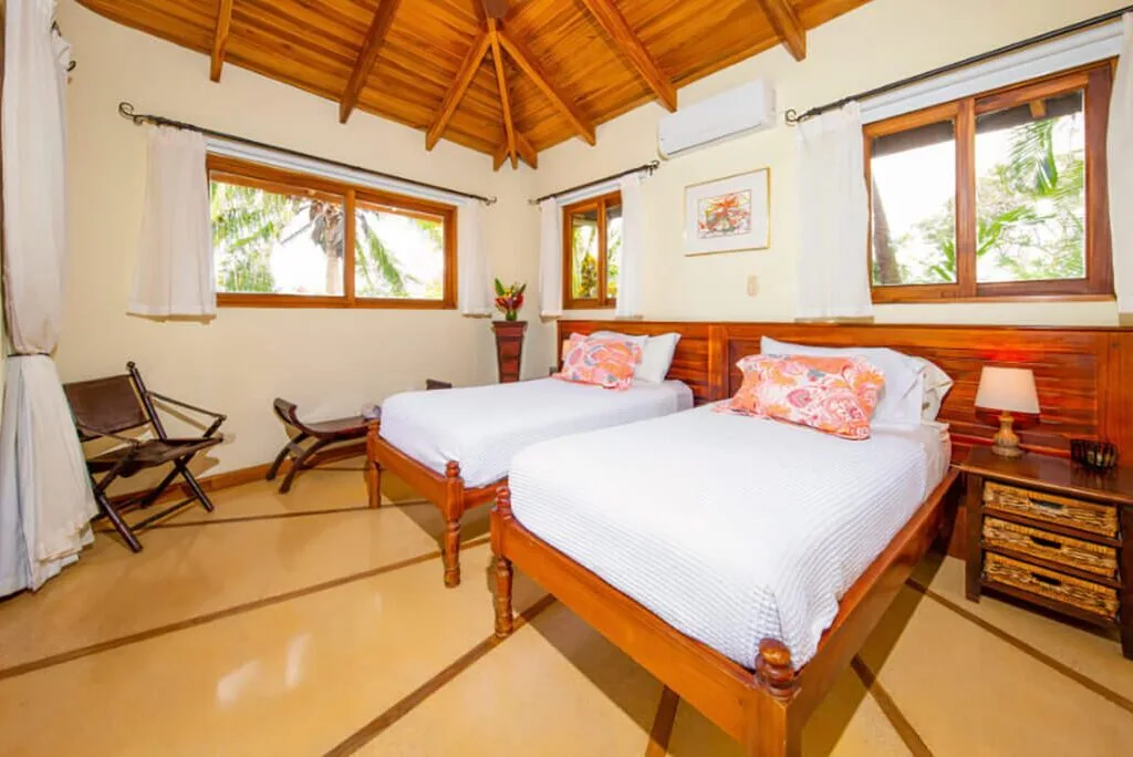 Habitación con cama king junto a la piscina