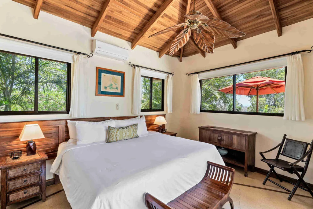 Habitación con cama king junto a la piscina