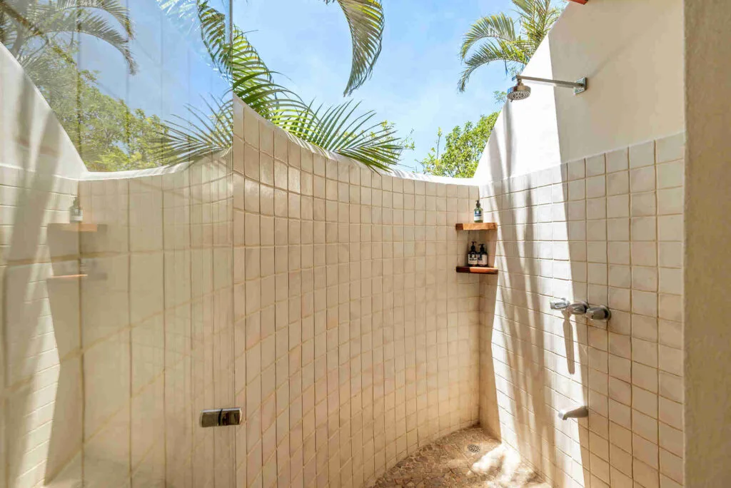 Ducha de la habitación junto a la piscina