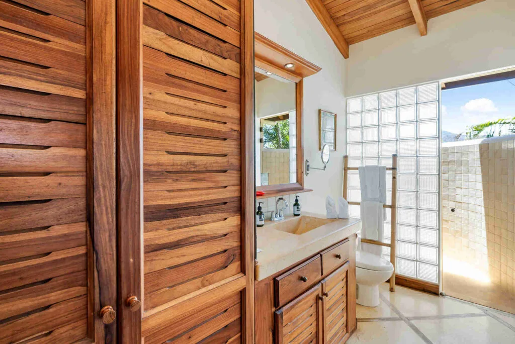 Baño de la habitación con cama king junto a la piscina