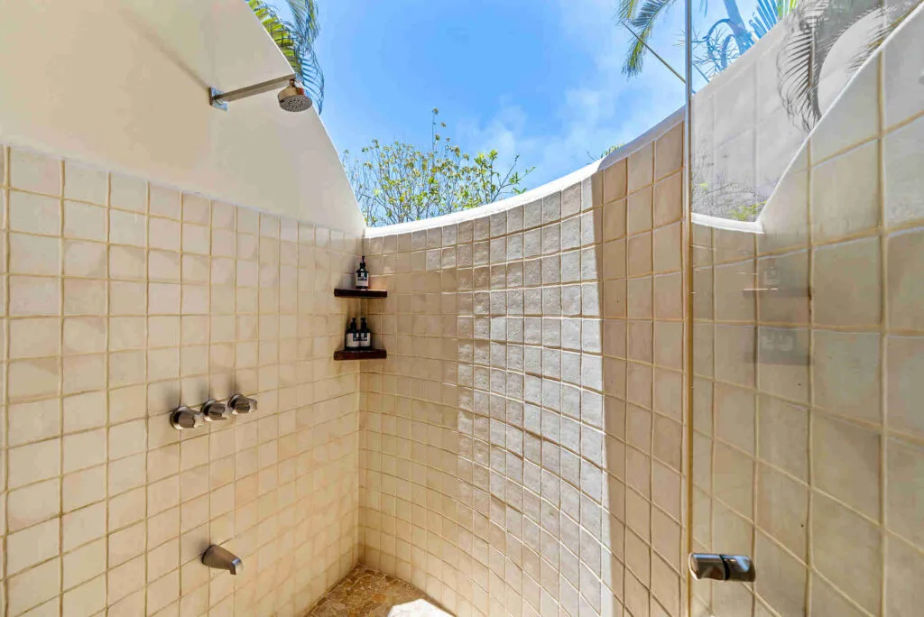 Ducha de la habitación junto a la piscina