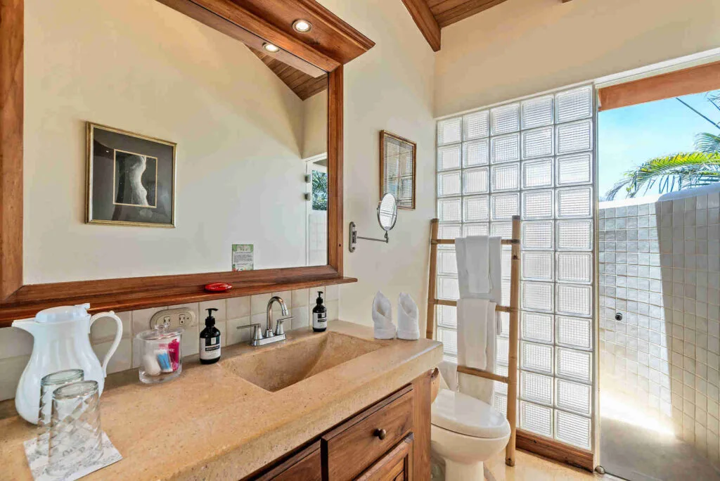 Baño de la habitación con cama king junto a la piscina