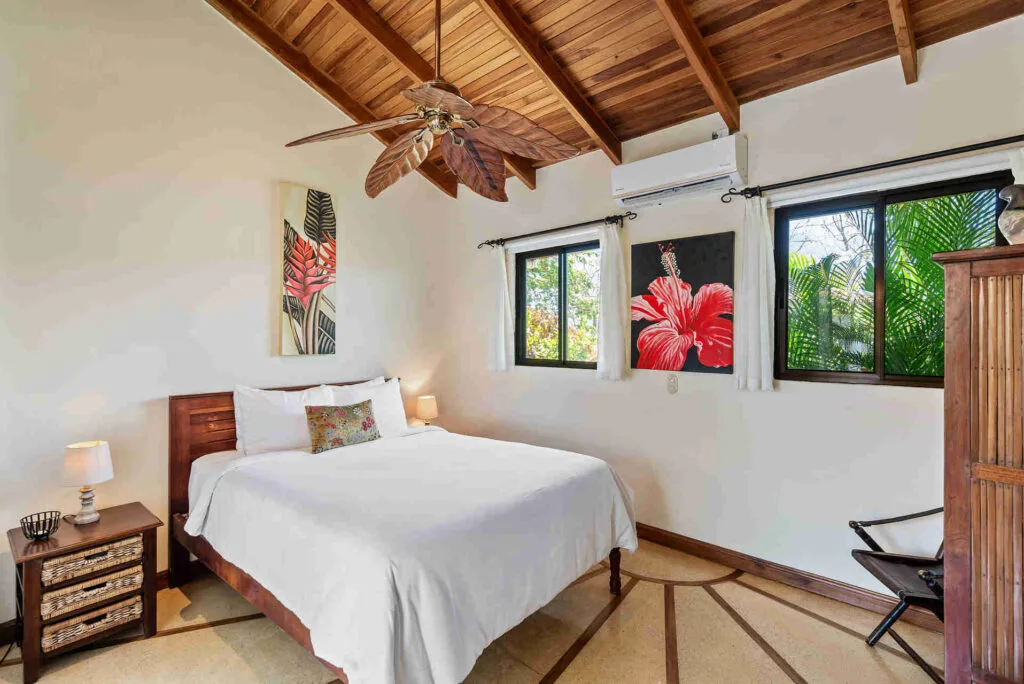 Habitación con cama queen junto a la piscina