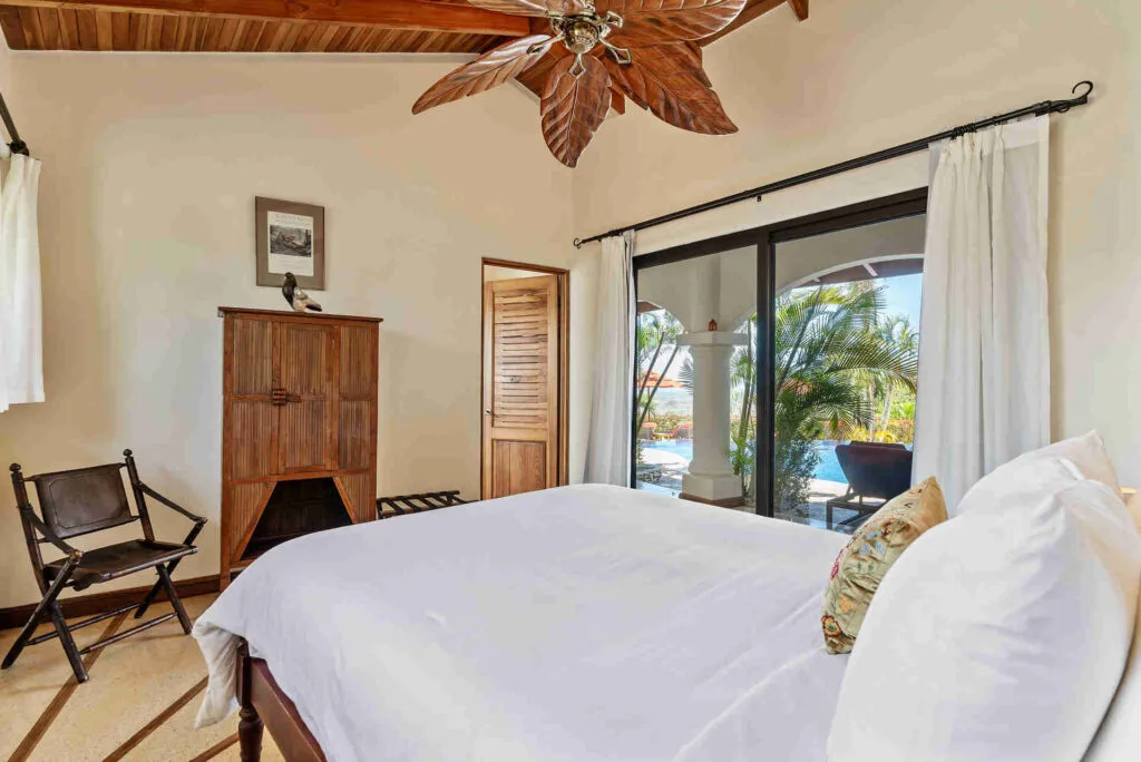 Habitación con cama queen junto a la piscina