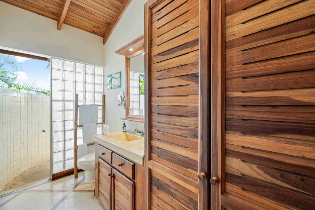 Baño de la habitación junto a la piscina