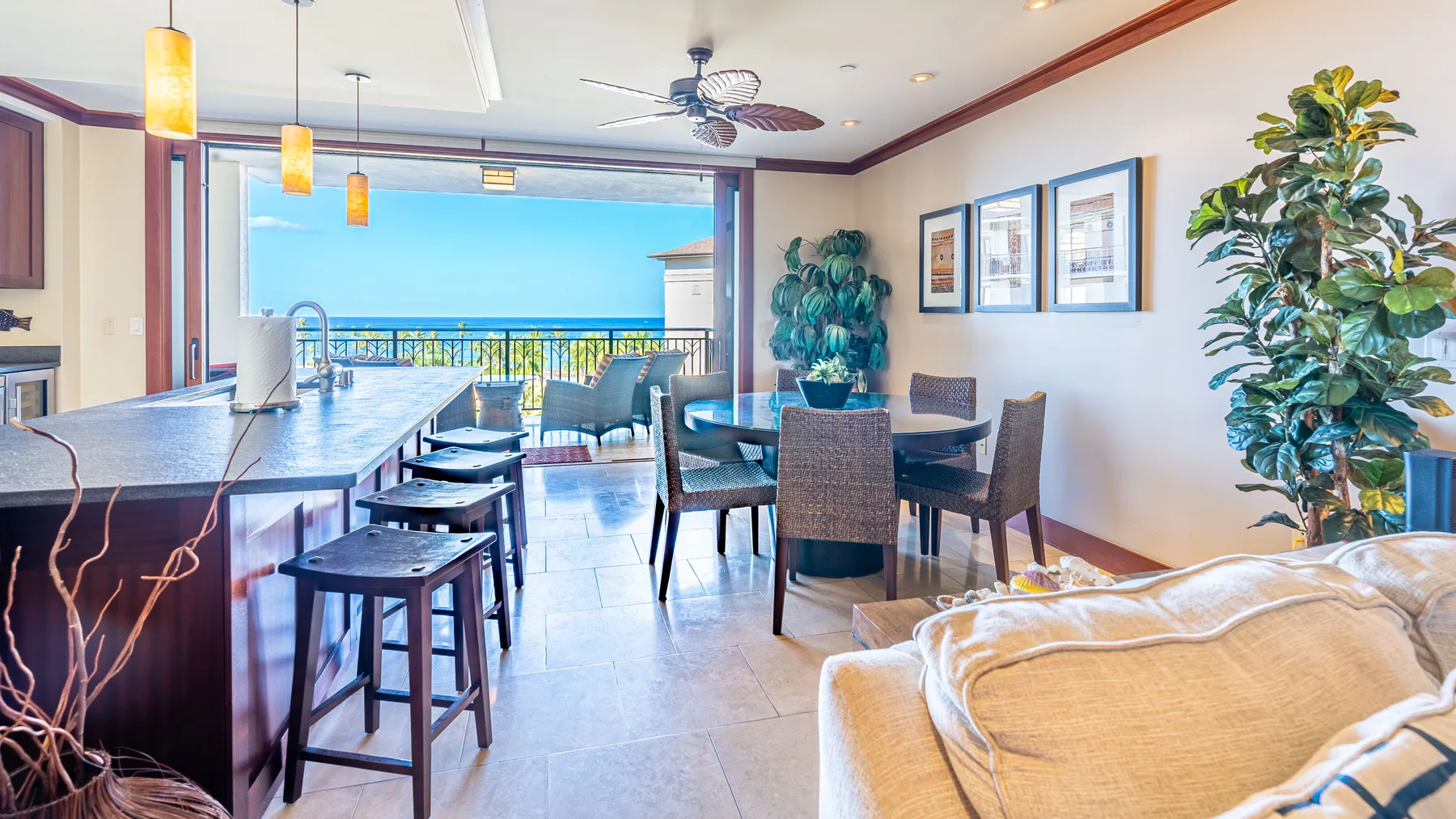 Una zona de comedor y cocina se abre a un balcón con vistas al mar.