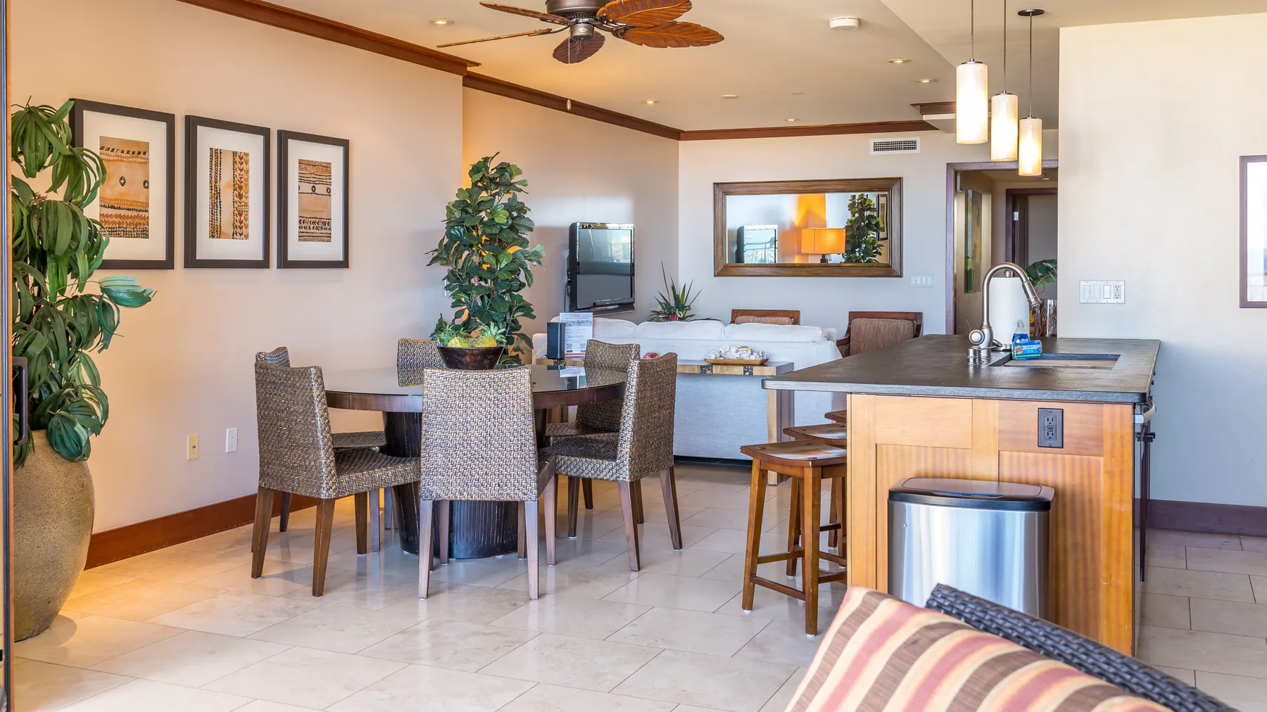 Una sala-comedor de espacio abierto con una isla de cocina y asientos.
