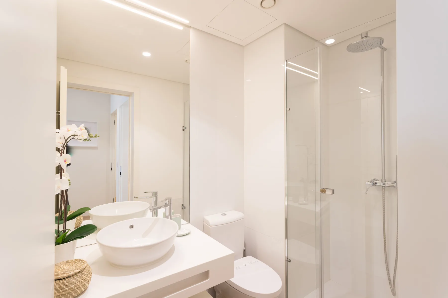 Un baño luminoso con lavabo y ducha.