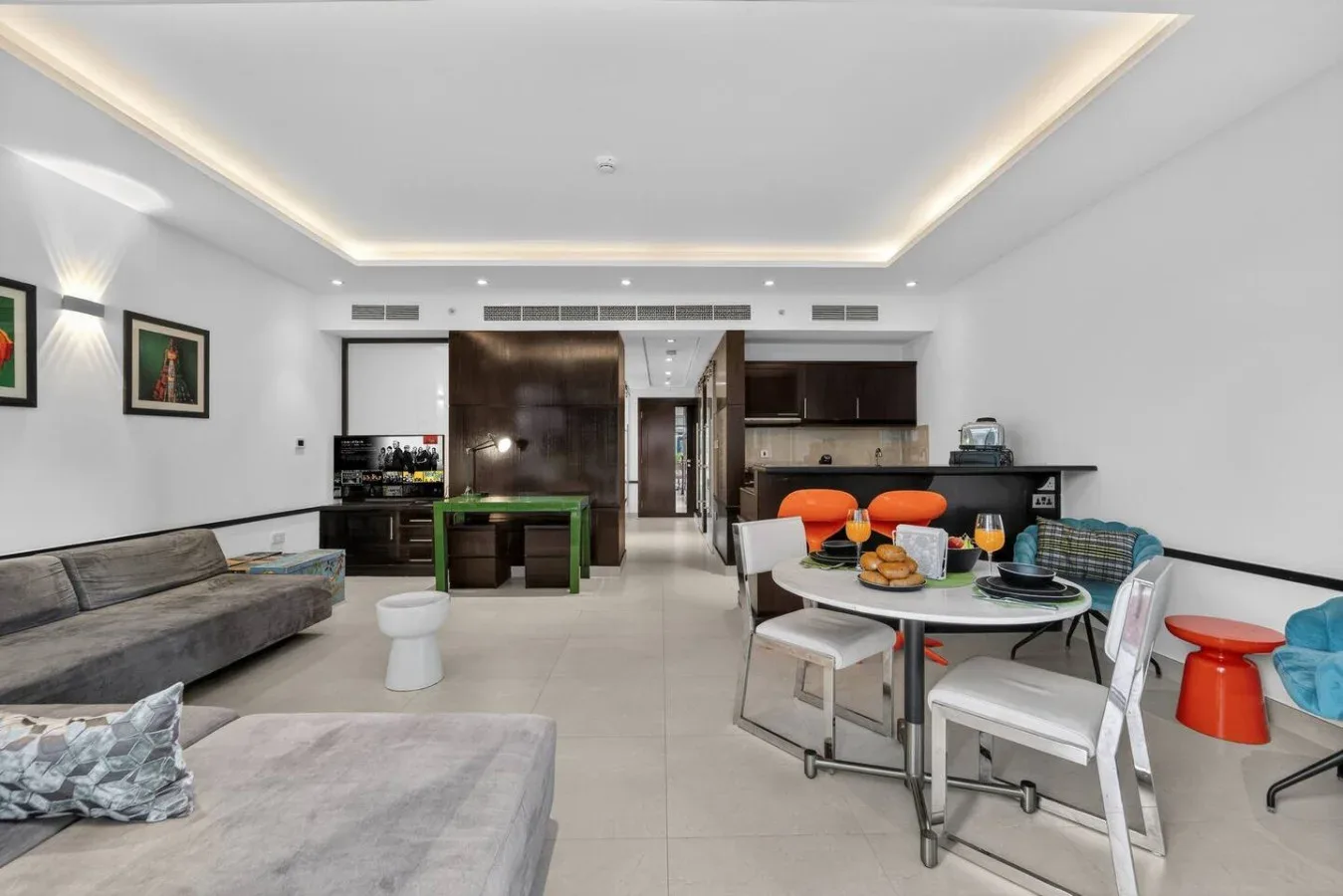 Una sala-comedor de planta abierta con asientos y una mesa de comedor.