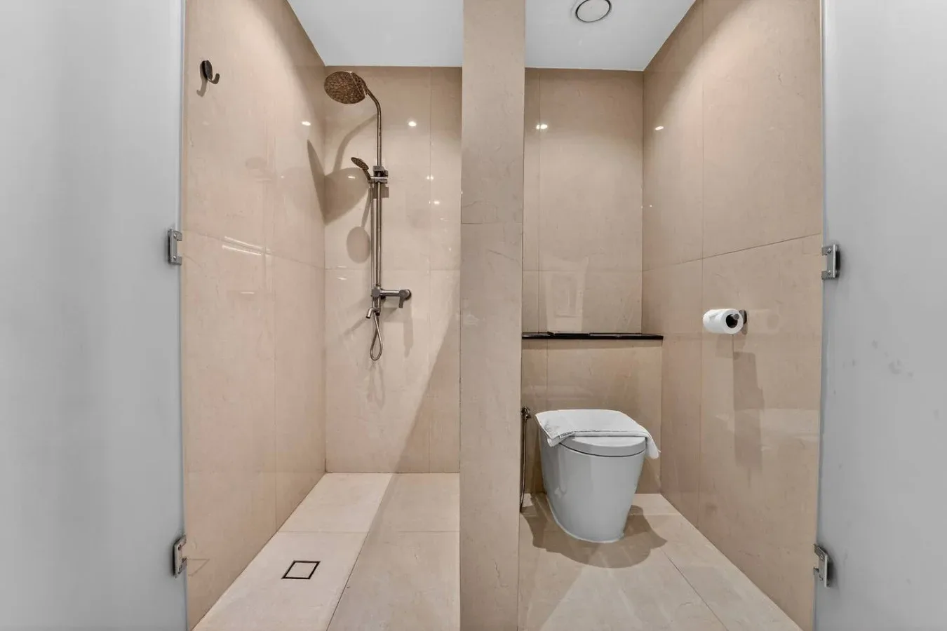 Un baño de azulejos con ducha e inodoro.