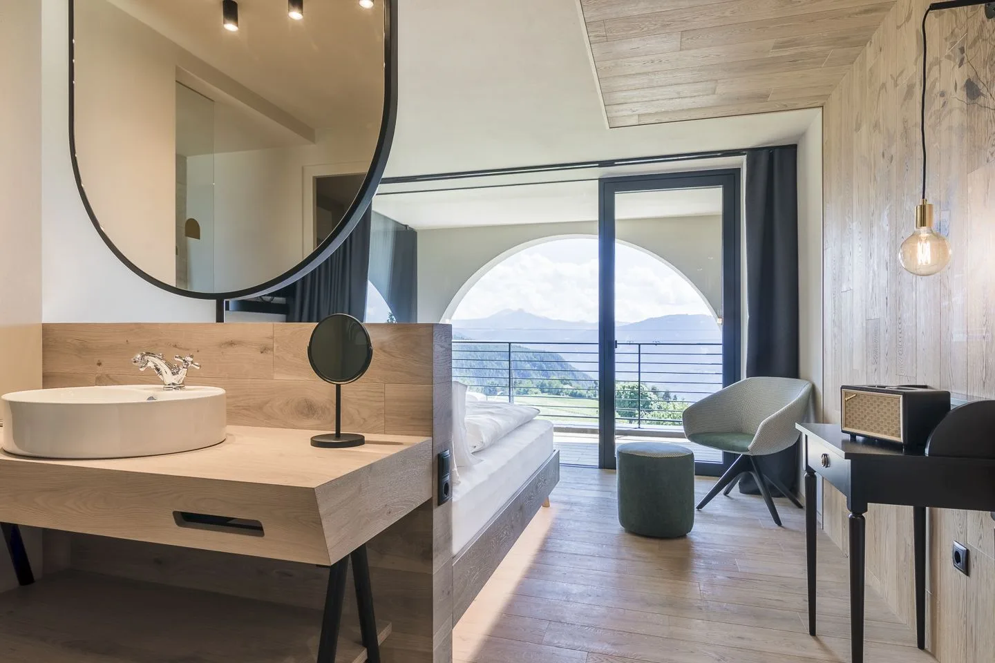 Habitación Summerfrisch con detalles de madera y una ventana panorámica