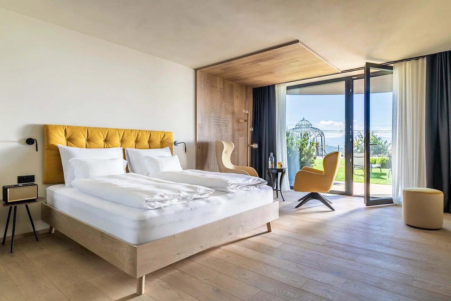 Habitación Stadtler con zona de estar y terraza orientada al jardín