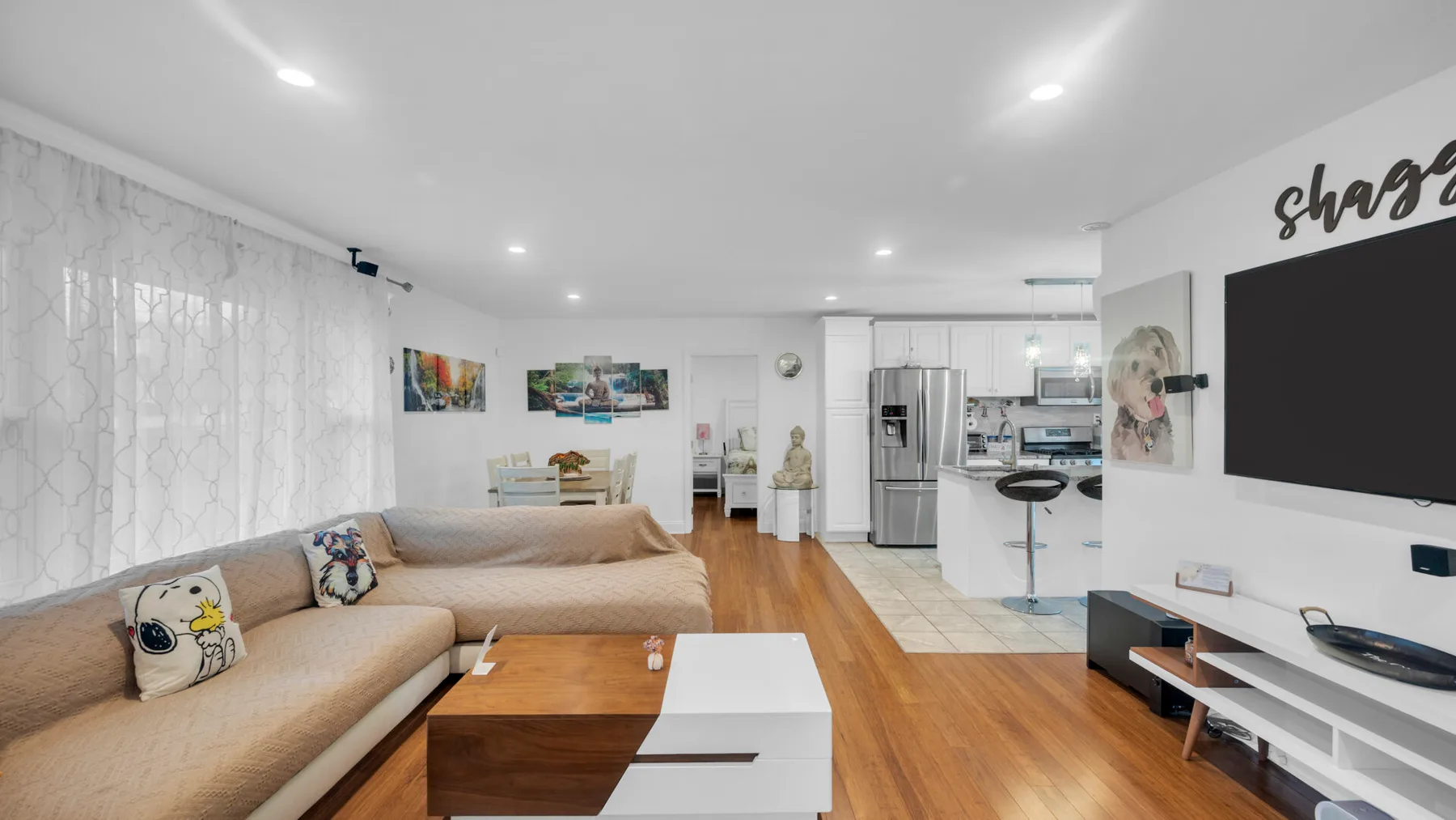 Una sala-comedor de planta abierta con una cocina al fondo.