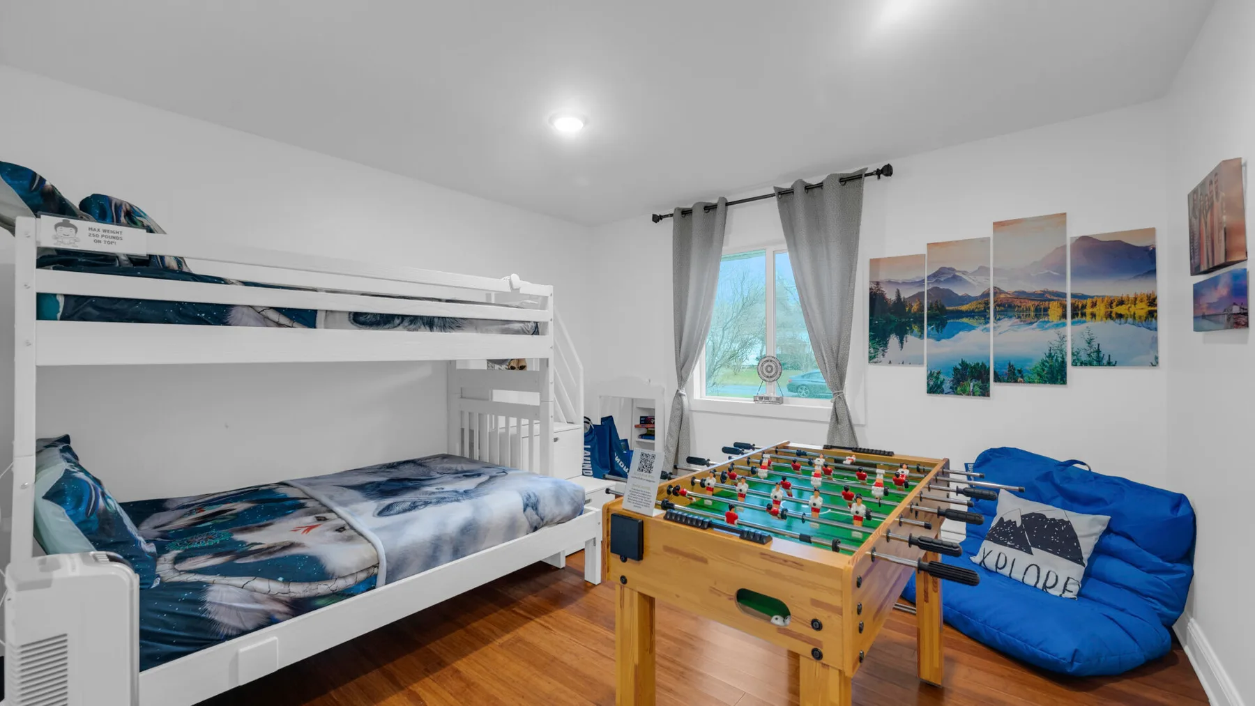 Un dormitorio con literas y una mesa de futbolín.