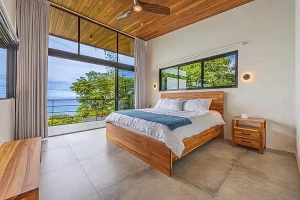 Villa apartada de 4 dormitorios con vistas panorámicas al mar y casa de huéspedes