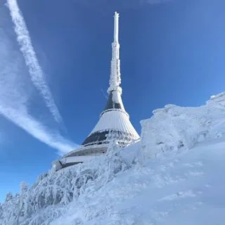Exterior de Ještěd bajo el cielo