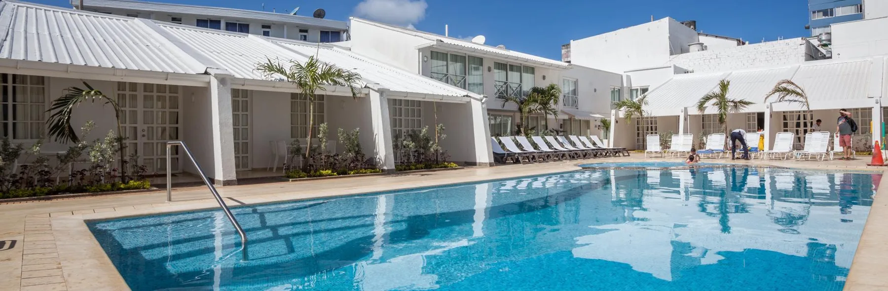 Piscina y terraza del Hotel Casablanca San Andrés