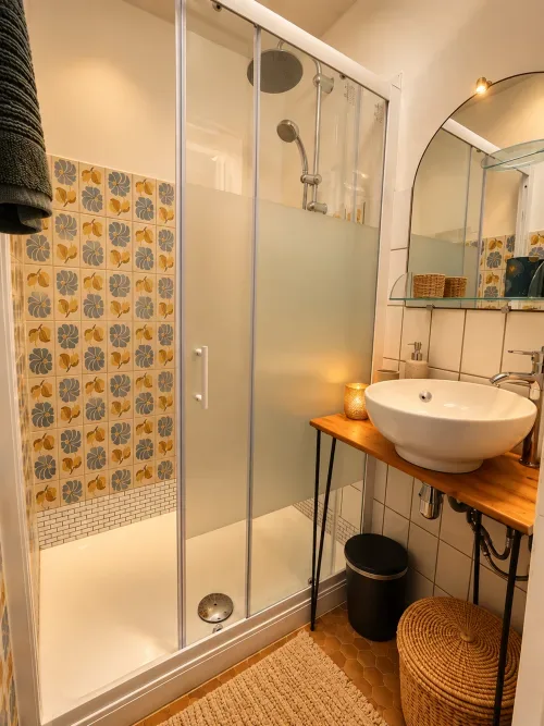 Baño moderno de la suite Mezzanine con ducha a ras de suelo y mueble de lavabo.