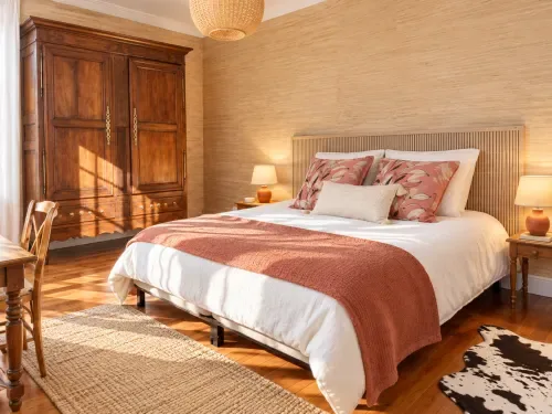 Suite con armario de madera y mobiliario de estilo de época.
