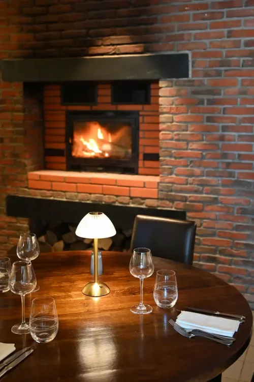 Comedor con chimenea y mesa de madera.
