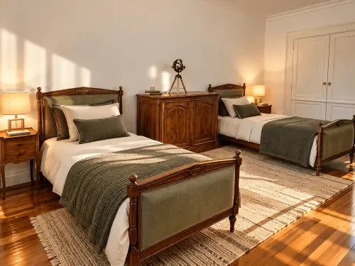 Dormitorio doble con camas de madera e iluminación cálida.