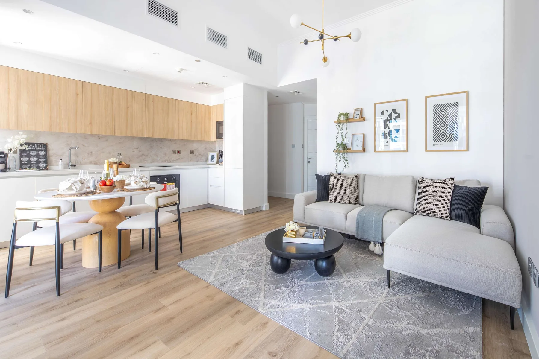 Sala de estar con zona de comedor y cocina abierta.