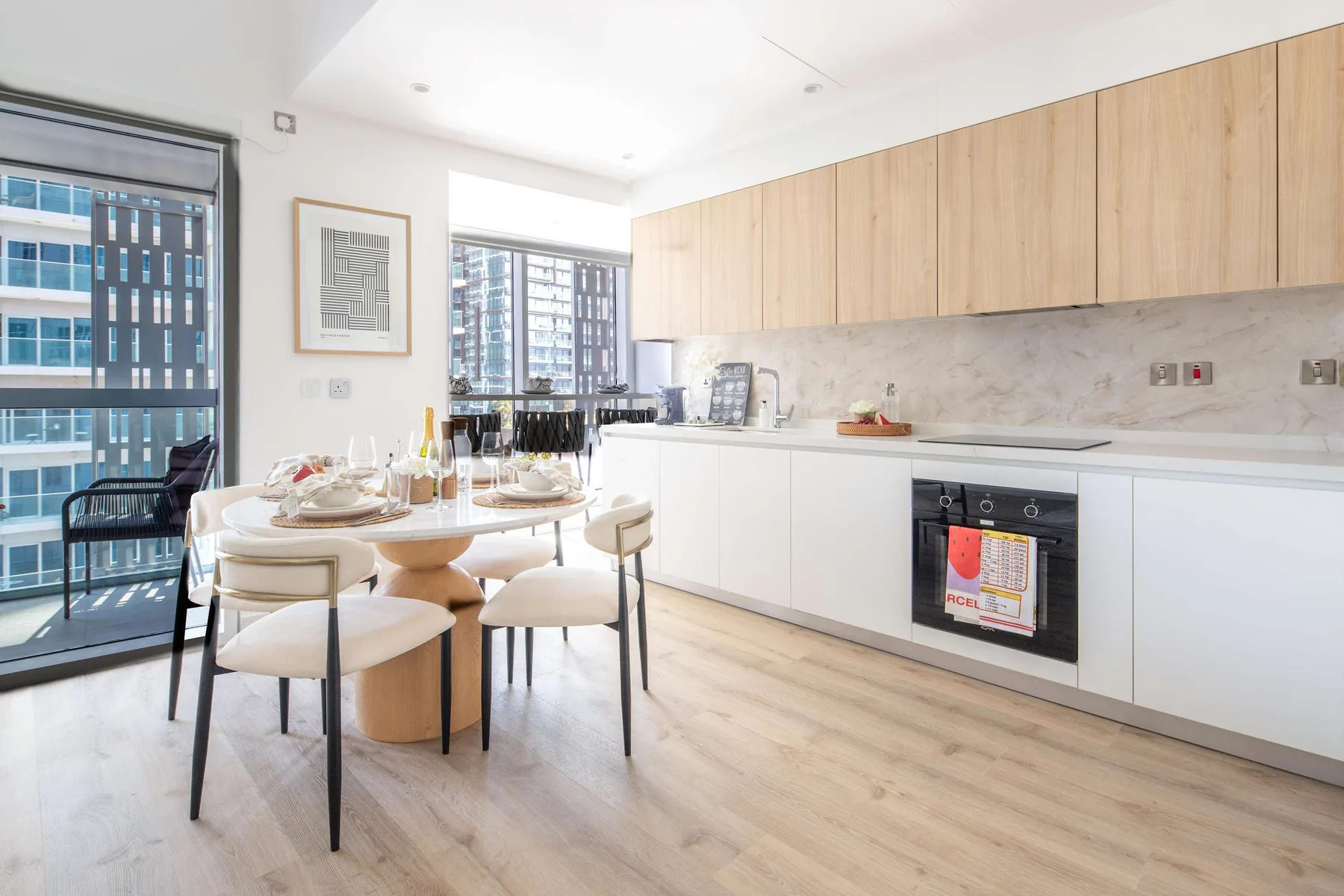 Una luminosa cocina-comedor con una mesa junto a la encimera.