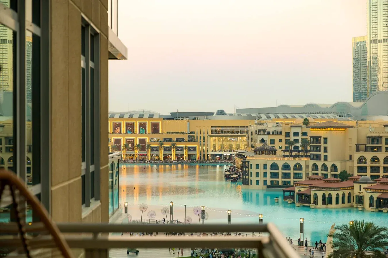 Una vista frente al agua muestra una piscina turquesa y edificios al otro lado.