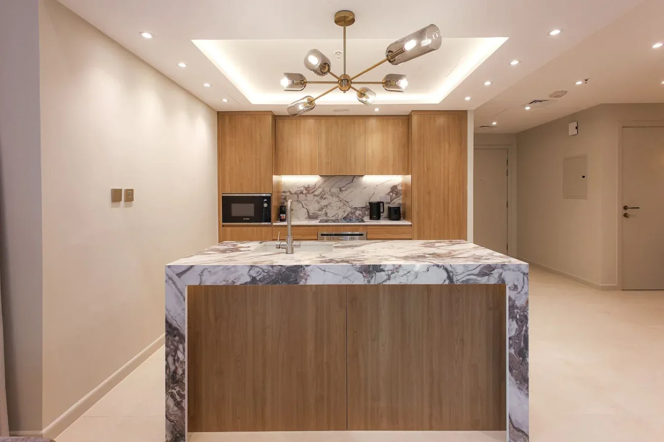 Una cocina moderna con una isla grande y gabinetes de madera.